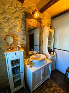 La salle de bains est pourvue d'un lavabo et d'un miroir. dans l'établissement Maison Maissin, à Paliseul