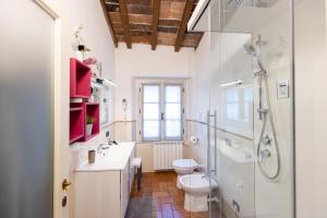 y baño con aseo y ducha. en L'Altana City House en Brescia