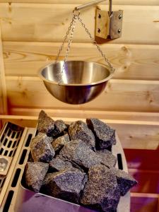 uma tigela de metal pendurada sobre um fogão com pedras em Gasthof zum Postwirt em Predlitz