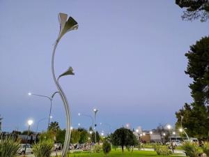una luz de la calle en un parque con un estacionamiento en Cabañas Yesica en San Rafael