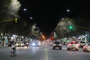 Una calle concurrida de noche con coches en Cabañas Yesica en San Rafael
