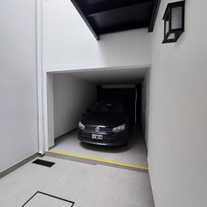 un'auto è parcheggiata all'interno di un garage di Departamento Salta - Calle Santiago a Salta