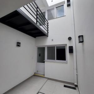 una habitación vacía con una escalera en un edificio en Departamento Salta - Calle Santiago en Salta