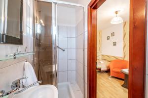 a bathroom with a shower and a sink at Lawendowy Zakątek - przytulne pokoje i pyszne śniadania in Łeba +45 photos