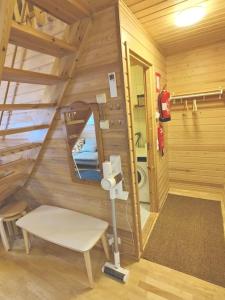 uma casa de banho com WC num chalé de madeira em Gold Legend Paukkula #4 - Saariselkä Apartments em Saariselka