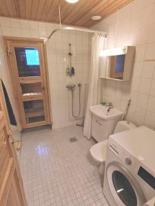 La salle de bains est pourvue d'une douche, de toilettes et d'un lavabo. dans l'établissement Gold Legend Paukkula #4 - Saariselkä Apartments, à Saariselka