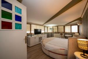 1 dormitorio con 1 cama grande y TV en Fuat Bey Palace Hotel & Suites en Estambul