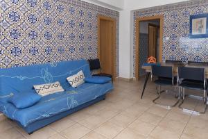 sala de estar con sofá azul y mesa en Santa Marta, I- A 10-29, en Cullera