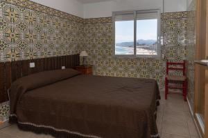 1 dormitorio con cama y ventana en Santa Marta, I- A 10-29, en Cullera