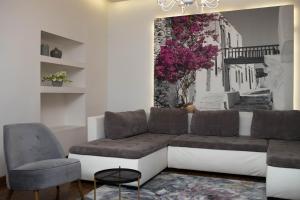 a living room with a couch and two chairs at Hotel Wenecki in Częstochowa