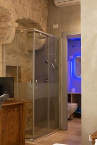 a bathroom with a glass shower with a toilet at Graffiti Living - Santa Rita - Rooms in Corato