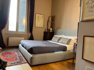 a bedroom with a bed and a couch at A Casa Di Paola Suite in Ravenna