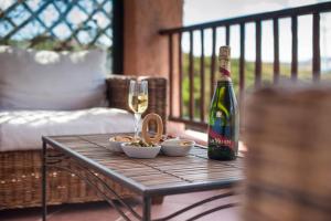 una bottiglia di vino e ciotole di cibo su un tavolo di [Terrace on Porto Cervo] Swimming pool & private beach a Porto Cervo