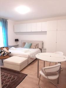 una camera con letto e tavolo e sedie di CASA VACANZE FILO a Pordenone