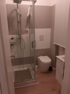 bagno con doccia e servizi igienici. di CASA VACANZE FILO a Pordenone