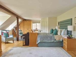 um quarto com uma cama, uma secretária e uma cadeira em The Whistler's Perch em Buckinghamshire