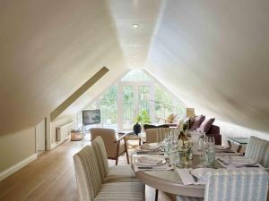 uma sala de jantar com uma mesa e algumas cadeiras em The Whistler's Perch em Buckinghamshire