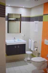 ein Badezimmer mit einem Waschbecken, einem WC und einem Spiegel in der Unterkunft Marina Prestige Tabarka in Tabarca