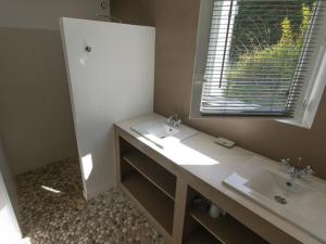 Ένα μπάνιο στο Maison neuve 3* à 600m de la plage avec jardin, 4 ch, 3 sdb, cheminée, WIFI, BBQ, non fumeur - FR-1-418-16