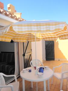 Patio alebo iná vonkajšia časť ubytovania NEPTUNA Joli T2 proche plage Roquille Cap d'Agde