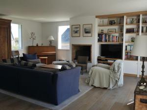 Televisyen dan/atau pusat hiburan di Moderne maison avec jardin et terrasse, 4 chambres, proche du bourg de Sauzon - FR-1-418-23
