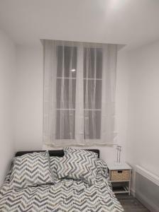 ein Schlafzimmer mit einem Bett mit einer Zebra-Decke und einem Fenster in der Unterkunft residence romi maison aeroport tillé in Tillé