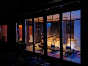 Zimmer mit einem Fenster und Blick auf ein Bett in der Unterkunft Naturstammhaus in Seltenheim