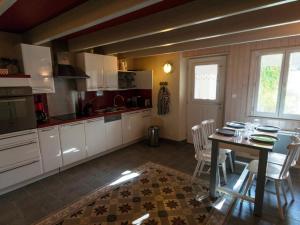 Kuchyň nebo kuchyňský kout v ubytování Maison de charme au cœur du Palais avec jardin, proche commerces et plage - FR-1-418-77