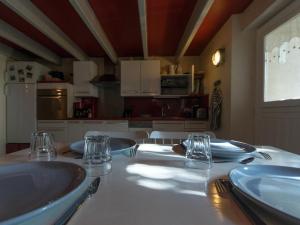 Dapur atau dapur kecil di Maison de charme au cœur du Palais avec jardin, proche commerces et plage - FR-1-418-77