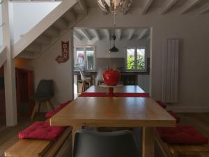 comedor con mesa de madera y sillas en Maison Sauzon, 4 pièces, 8 personnes - FR-1-418-29, en Sauzon