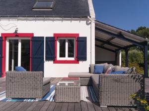 Ruang duduk di Maison rénovée avec jardin près de la plage et des commerces, déco soignée, animaux acceptés - FR-1-418-29 +5 gambar