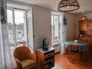 Η κουζίνα ή μικρή κουζίνα στο Appartement 4 pers, cuisine équipée, vue port, proche commodités - FR-1-418-62