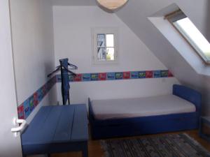 SauzonにあるMaison Sauzon, 5 pièces, 7 personnes - FR-1-418-40のベッドルーム(青いベッド1台、窓付)