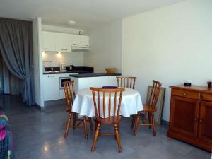 eine Küche mit einem Tisch und Stühlen im Zimmer in der Unterkunft Studio Le Palais, 1 pièce, 4 personnes - FR-1-418-73 in Le Palais