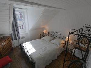 1 dormitorio con 1 cama con sábanas blancas y ventana en Appartement Le Palais, 4 pièces, 6 personnes - FR-1-418-58 en Le Palais