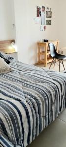 聖菲的住宿－Apart del Centro 01，一间卧室配有一张带椅子的床和一张书桌