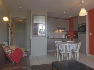 eine Küche und ein Wohnzimmer mit einem Tisch und Stühlen in der Unterkunft Appartement Le Palais, 2 pièces, 4 personnes - FR-1-418-71 in Le Palais