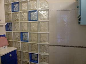 een badkamer met een douche met blauwe en witte tegels bij Appartement Le Palais, 2 pièces, 4 personnes - FR-1-418-102 in Le Palais