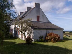 an old white house with a gambrel roof at Maison Locmaria, 4 pièces, 5 personnes - FR-1-418-119 in Locmaria