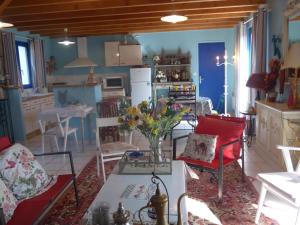 Restoran ili drugo mesto za obedovanje u objektu Maison Locmaria, 3 pièces, 4 personnes - FR-1-418-128