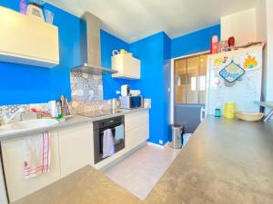 アヌシーにあるAppartement Annecy, 3 pièces, 4 personnes - FR-1-432-14の青い壁のキッチン(カウンタートップ付)
