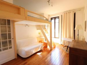 um quarto com 2 camas e um beliche em Appartement Annecy, 4 pièces, 6 personnes - FR-1-432-13 em Annecy