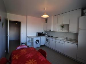 Appartement Annecy, 2 pièces, 4 personnes - FR-1-432-1にあるキッチンまたは簡易キッチン