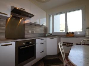 Appartement Annecy, 2 pièces, 2 personnes - FR-1-432-23にあるキッチンまたは簡易キッチン