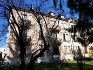 アヌシーにあるAppartement Annecy, 4 pièces, 6 personnes - FR-1-432-13の目の前に木々が植えられた白い大きな建物