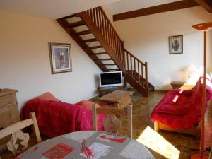 ein Wohnzimmer mit einem Sofa, einem TV und einer Treppe in der Unterkunft Appartement Annecy, 2 pièces, 4 personnes - FR-1-432-5 in Annecy