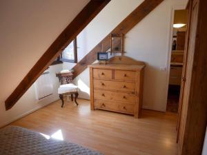 Appartement Annecy, 2 pièces, 4 personnes - FR-1-432-5にあるテレビまたはエンターテインメントセンター