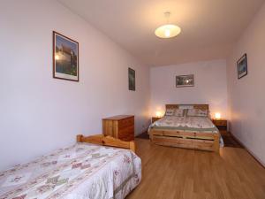 アヌシーにあるAppartement Annecy, 3 pièces, 6 personnes - FR-1-432-8のベッドルーム(ベッド2台、ランプ2つ付)