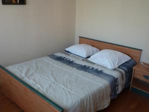 アヌシーにあるAppartement Annecy, 3 pièces, 6 personnes - FR-1-432-9のベッド1台(白い枕2つ、木製ヘッドボード付)