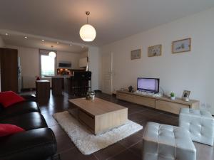 アヌシーにあるAppartement Annecy, 3 pièces, 4 personnes - FR-1-432-11のリビングルーム(ソファ、コーヒーテーブル付)